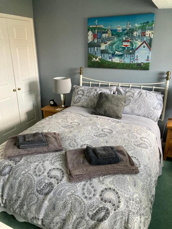 een slaapkamer met een bed met twee handdoeken erop bij The Welcome Home in Sleaford