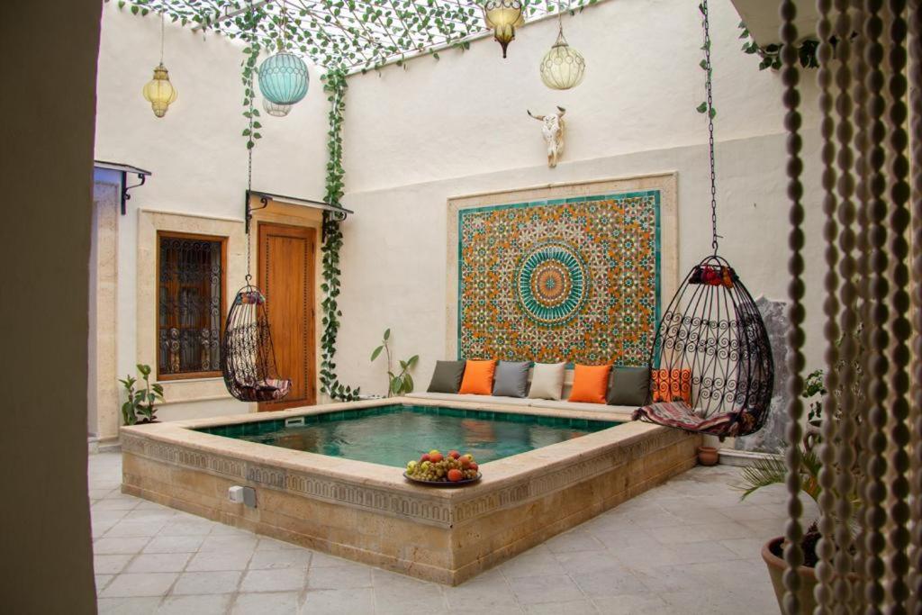 uma casa com piscina com baloiço em Dar El Halfaouine em Tunes