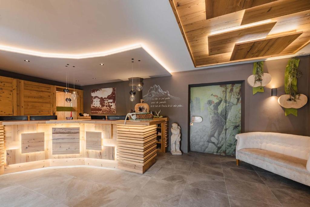 VILLA MITZI في بوتسا دي فاسّا: غرفة معيشة بسقوف خشبية وأريكة
