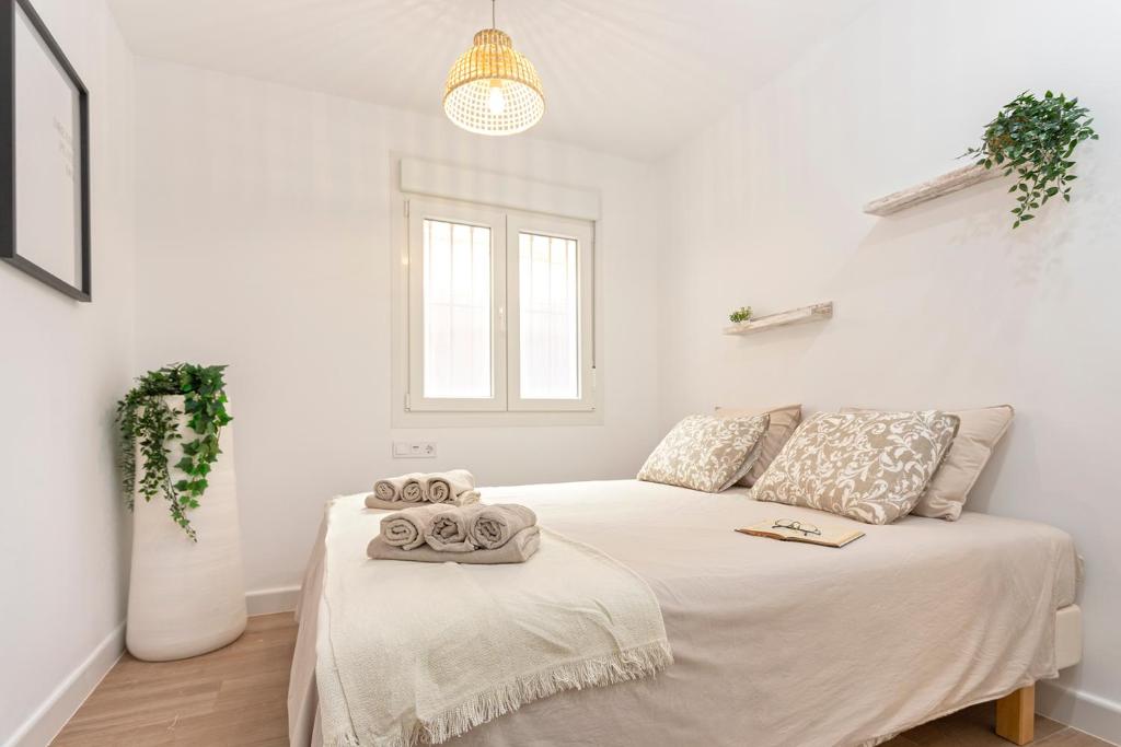 A bed or beds in a room at Malgi Apartment - Malaga City Centre
