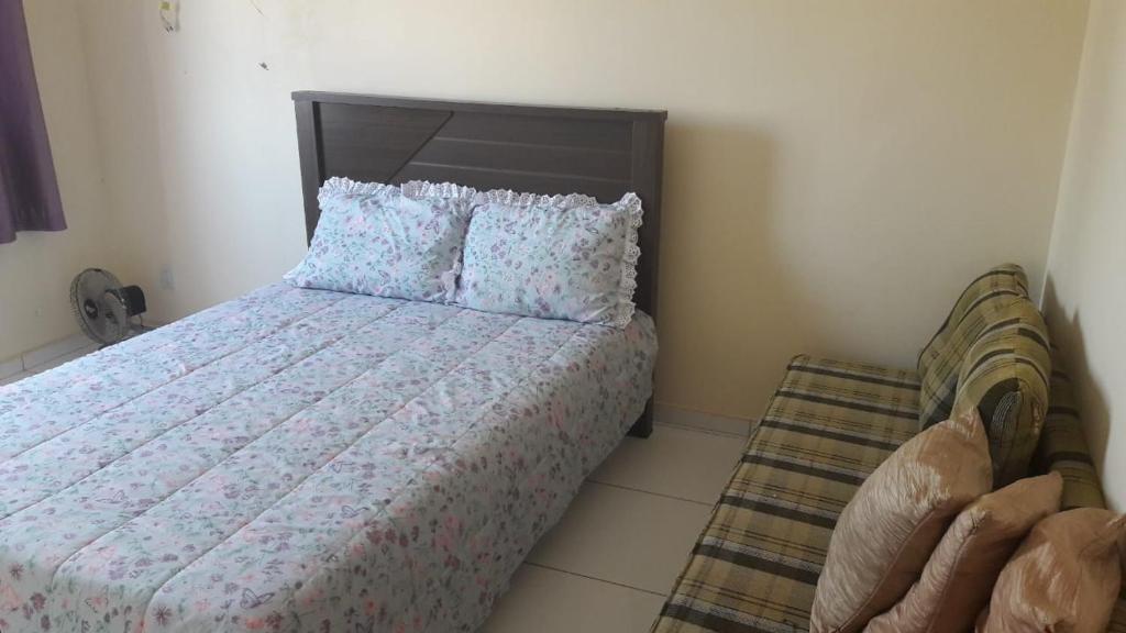 En eller flere senge i et værelse på Rio das Ostras Apartamento Solar das Violetas