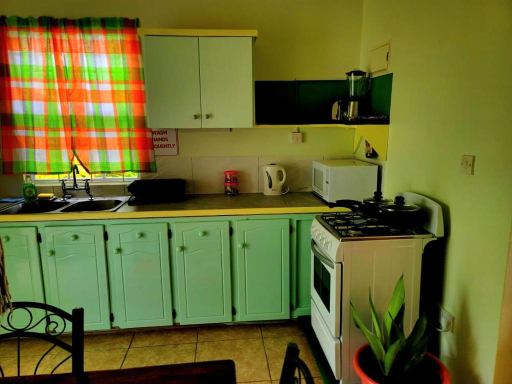 Cucina o angolo cottura di Juju's Cottage with magnificent views