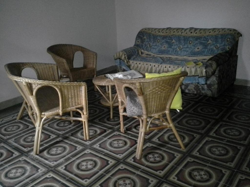 salon z kanapą, krzesłami i stołem w obiekcie Casa vacanza in collina tra mare e monti w mieście Cittanova