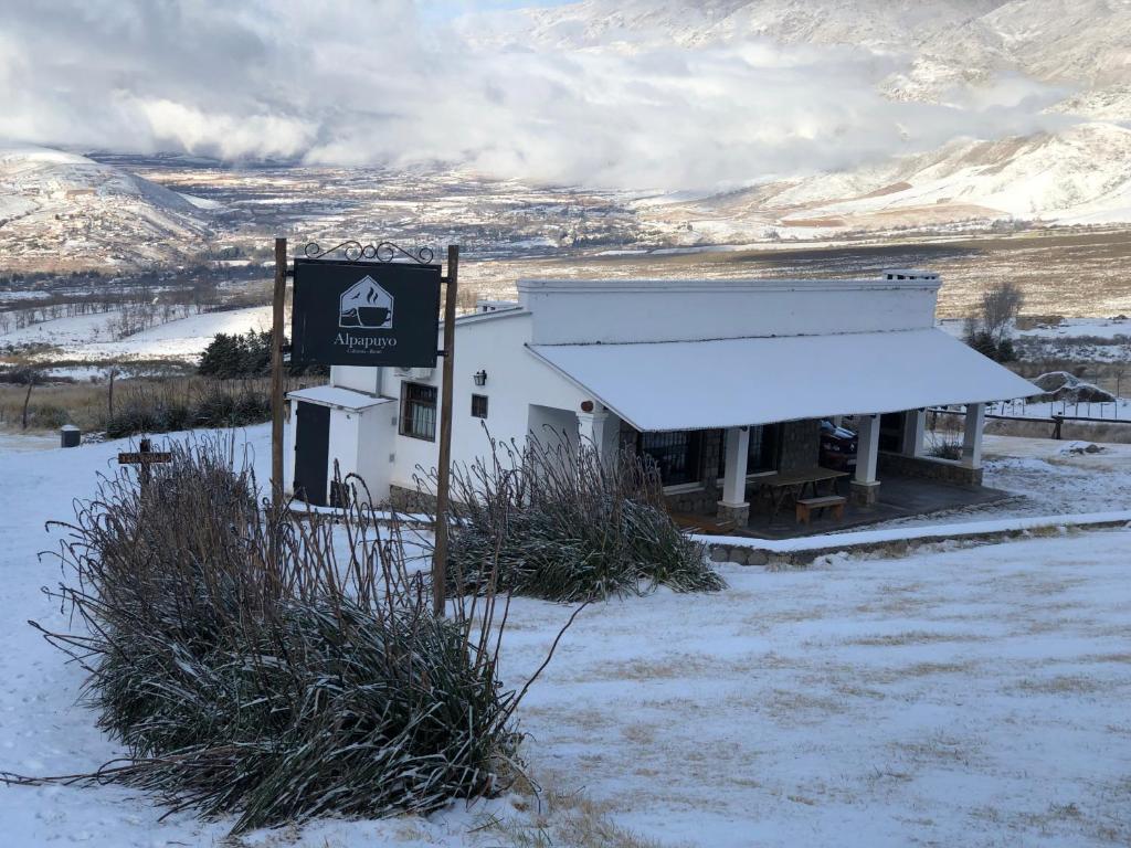 un edificio coperto da neve con un cartello di fronte di Puro Campo a Tafí del Valle