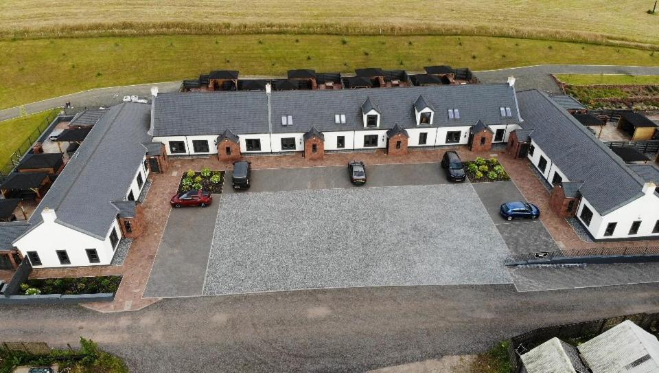 uma vista aérea de uma grande casa com um quintal em Westertonhill Lodge 8 Newbuild with Hot Tub Option em Balloch