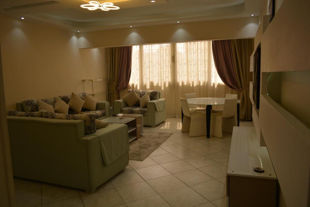 شقه مفروشه 3 غرف امام سيتي ستارز في القاهرة: غرفة معيشة مع أريكة وطاولة