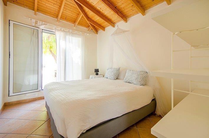 Postel nebo postele na pokoji v ubytování Villa with Private Pool, Jacuzzi & 360° Sea Views