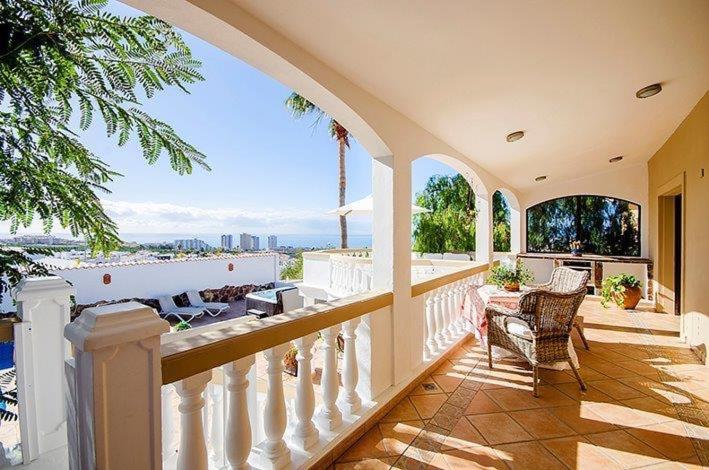 Balkón nebo terasa v ubytování Villa with Private Pool, Jacuzzi & 360° Sea Views