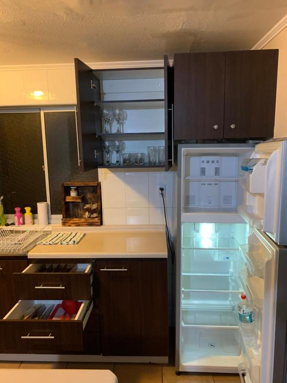 a kitchen with an open refrigerator with its door open at Departamento para 4 personas Constitución in Constitución