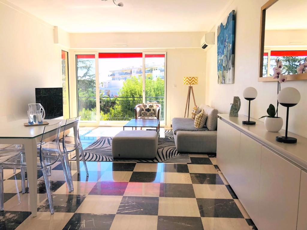 un salon avec un sol en damier dans l'établissement Beautiful T3 terrasse Nice, à Nice