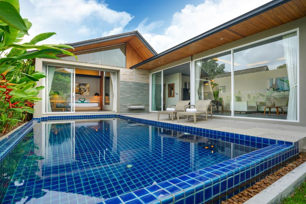 Bazén v ubytování Sunpao Pool Villa by HCR nebo v jeho okolí