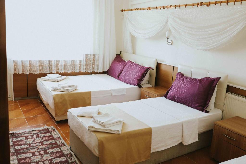 Postel nebo postele na pokoji v ubytování Kervansaray Hotel