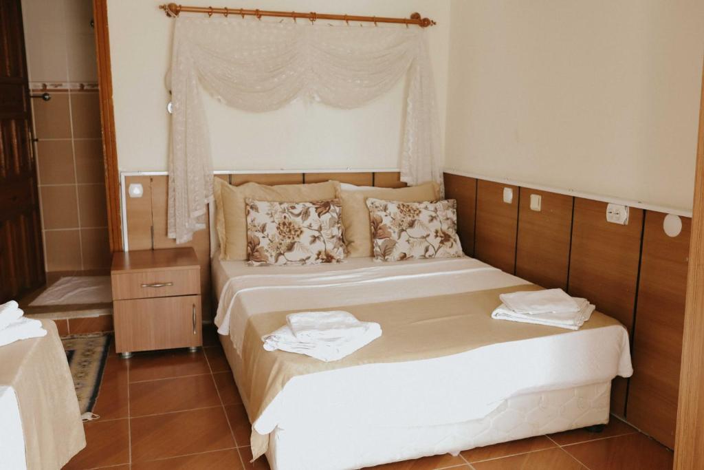 Postel nebo postele na pokoji v ubytování Kervansaray Hotel
