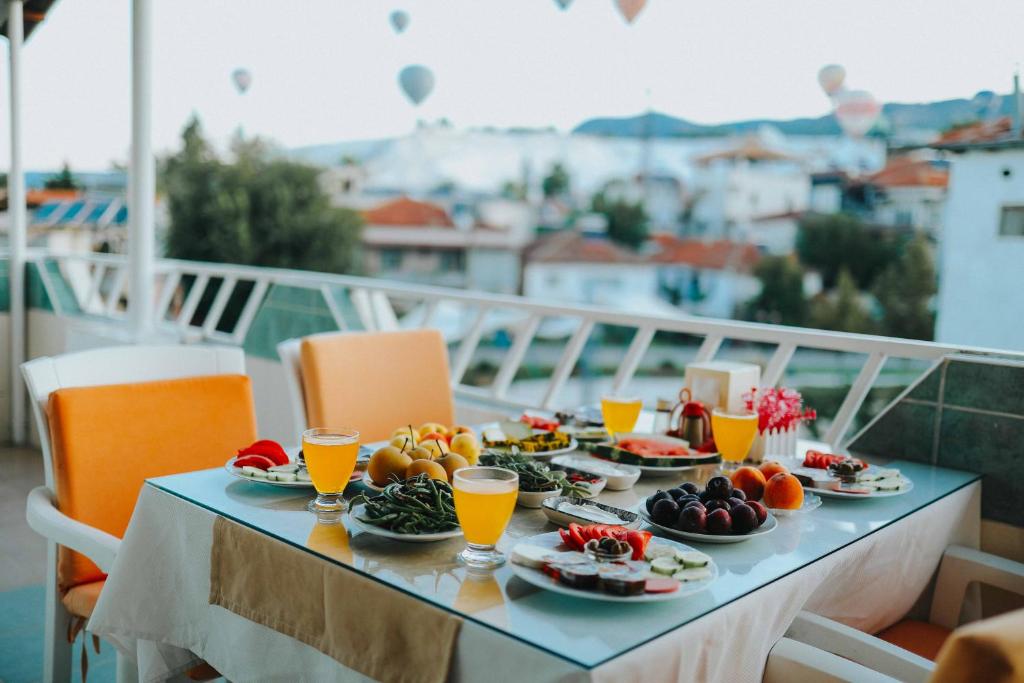 una mesa con platos de comida en el balcón en Kervansaray Hotel, en Pamukkale
