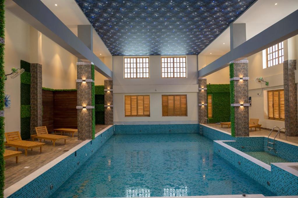 Bazén v ubytování Golden Retreat nebo v jeho okolí