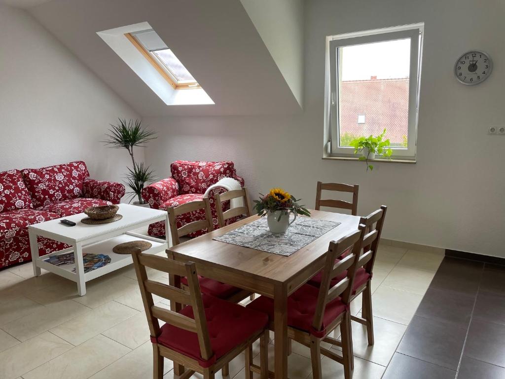 a living room with a table and chairs and a couch at Gemütliche Ferienwohnung mit Kamin in Stadtilm