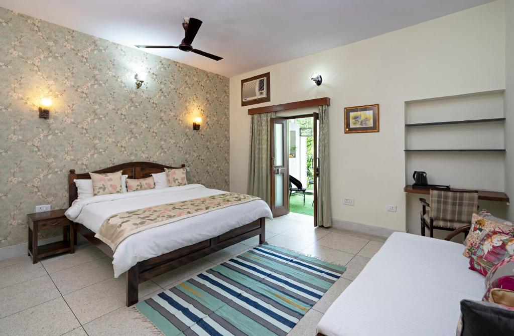 1 dormitorio con 1 cama y 1 sofá en Madhav's Mallet, en Jaipur