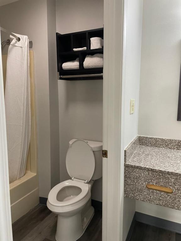 Griffin Inn & Suites - Deluxe King Room