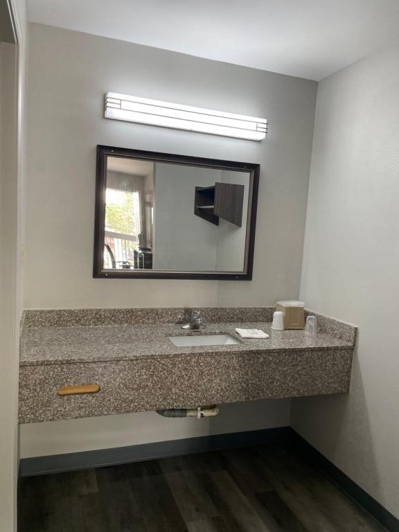 Griffin Inn & Suites - Deluxe King Room