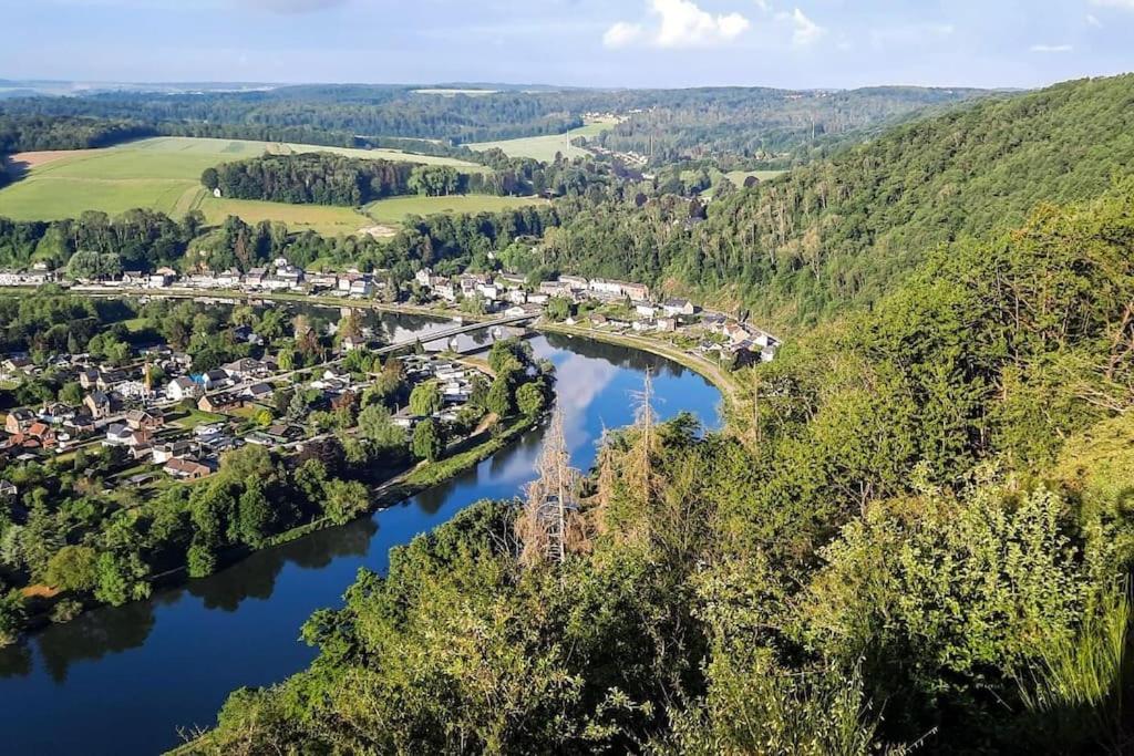 eine Luftansicht eines Dorfes auf einem Fluss in der Unterkunft Gîte: À la courbe du fleuve in Godinne
