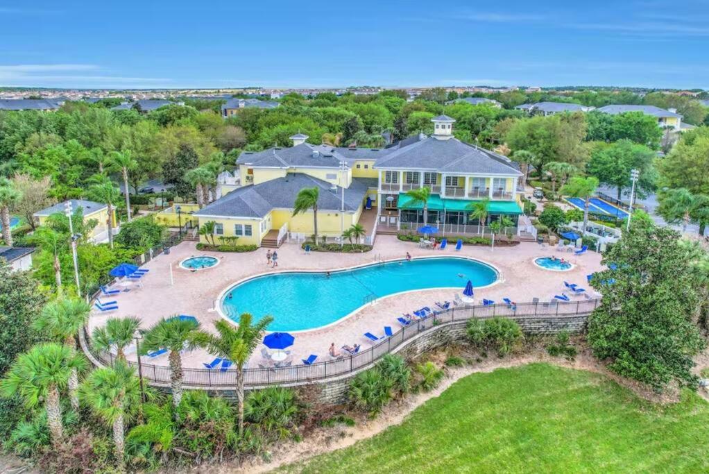 einen Luftblick auf einen Pool in einem Resort in der Unterkunft Hidden Oasis near Orlando, Disney, etc. in Kissimmee
