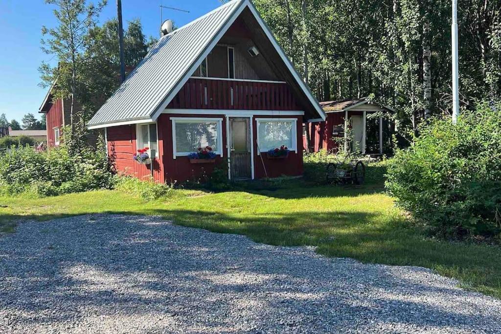 a red house with a window on the side of it at Adorable 1-bedroom cottage/guesthouse in Kittilä in Kittilä