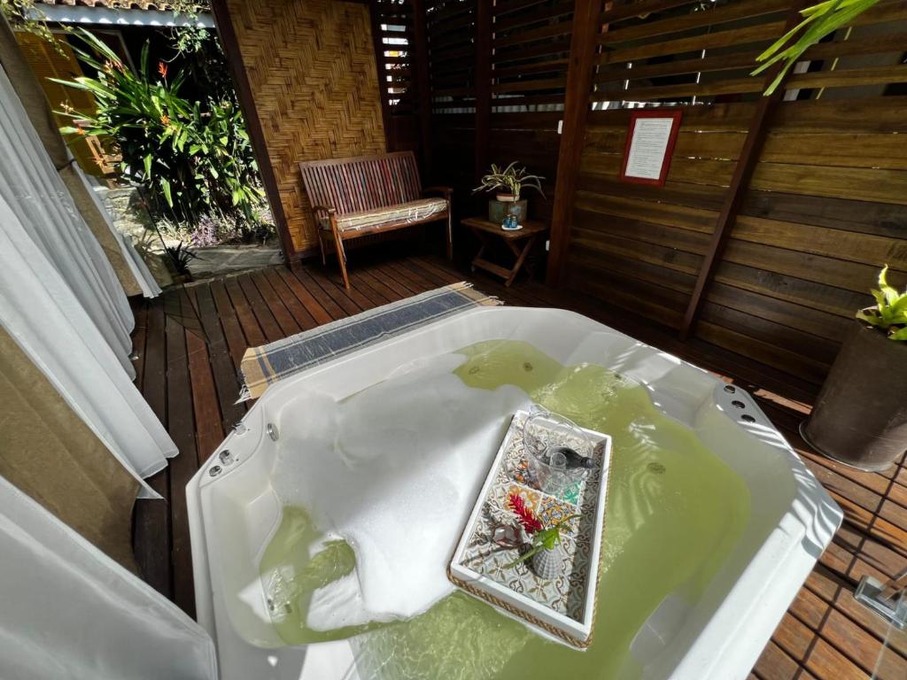 a bath tub filled with water with a bowl in it at Pousada Bela Vista in Abraão