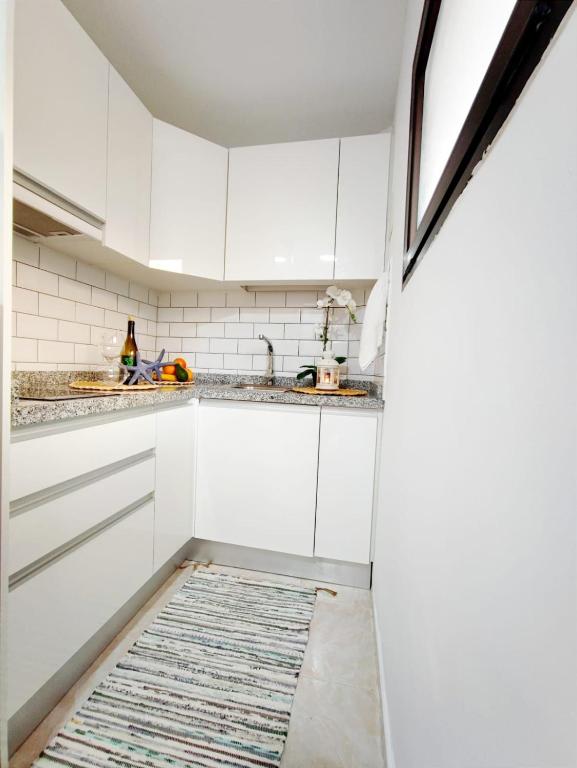 A kitchen or kitchenette at Guinea Nidive apartment