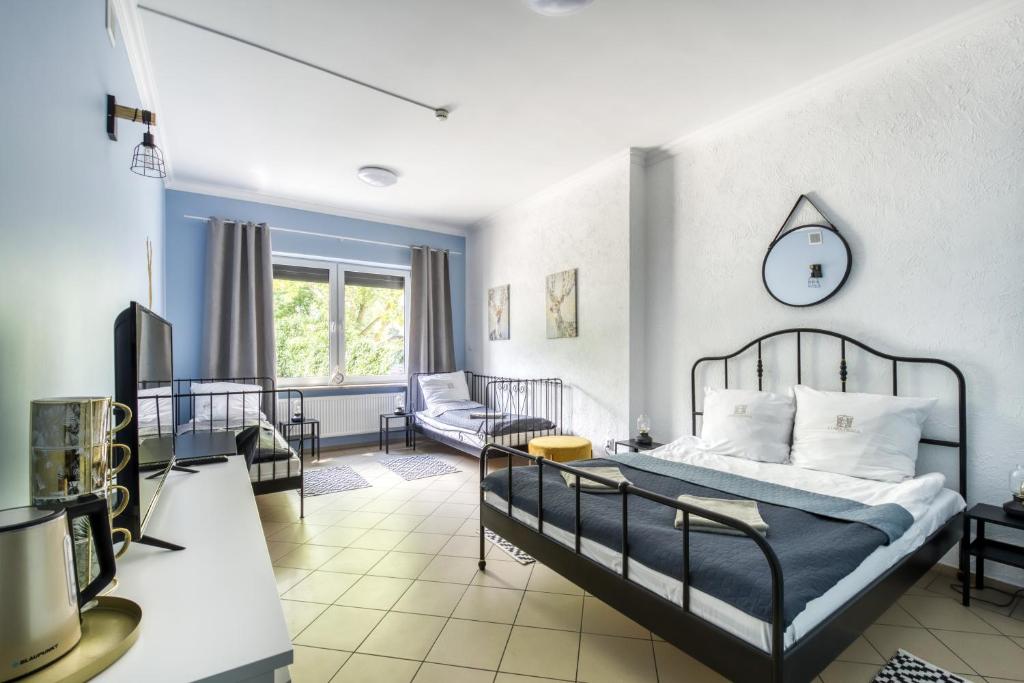 una camera con letto e un soggiorno di Stara Praga- Dawniej Hostel Krokodyl a Varsavia