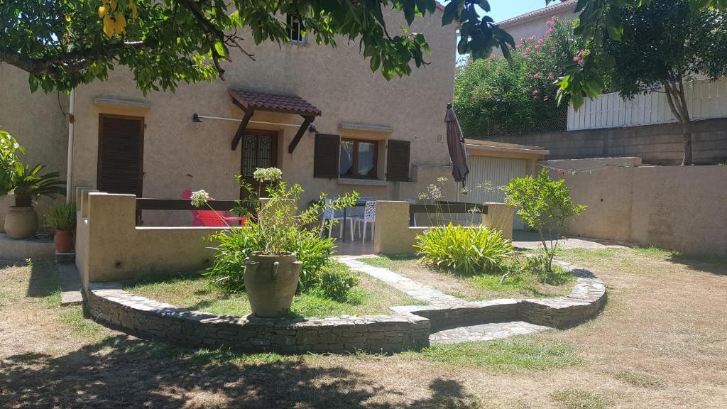 Κήπος έξω από το Bas de Villa chez Mr.Girolami Dominique