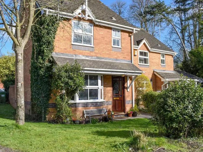 ein Backsteinhaus mit einer Bank im Hof in der Unterkunft Riverside in Kent