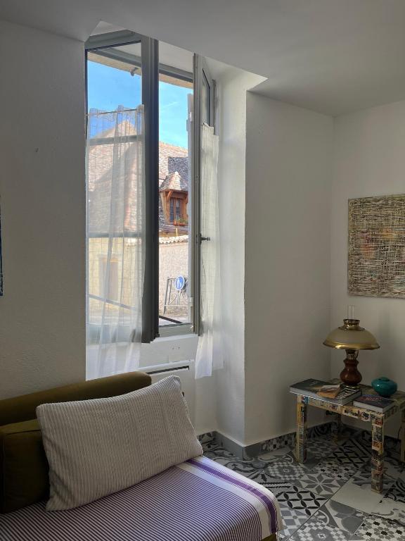 Postel nebo postele na pokoji v ubytování Chambre paisible dans une ancienne bâtisse rénovée