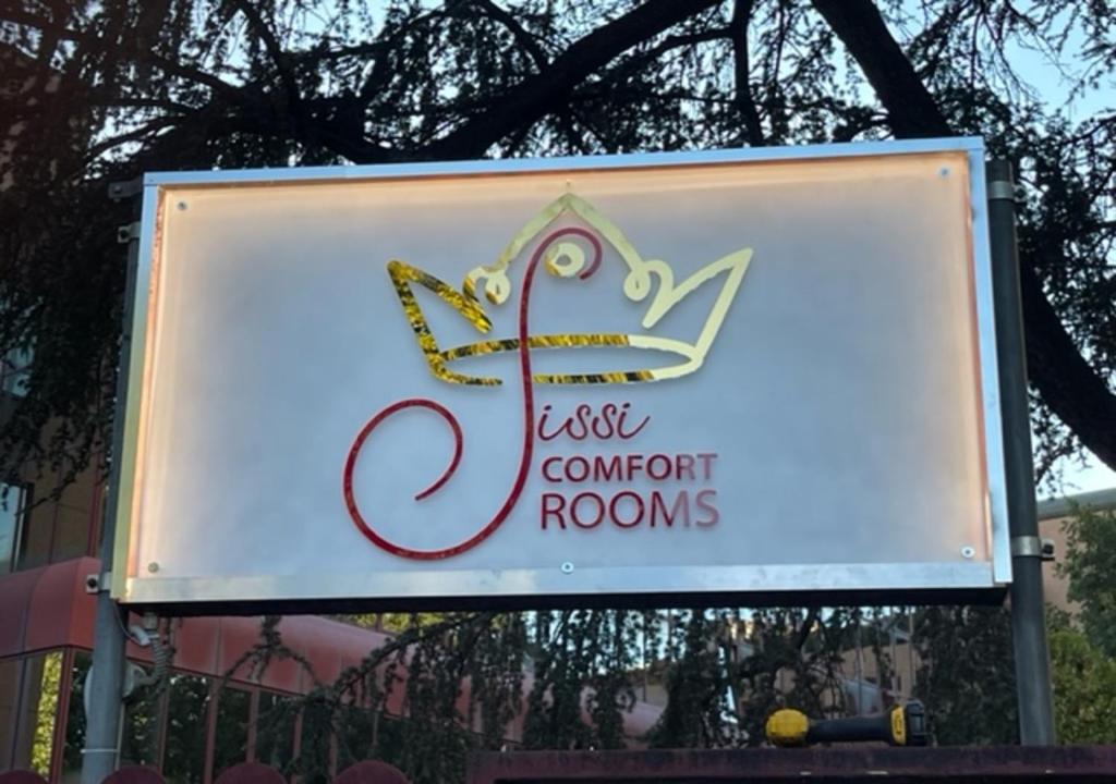 een bord voor een resort met een kroon erop bij Sissi Comfort Rooms Foresteria Lombarda in Monza