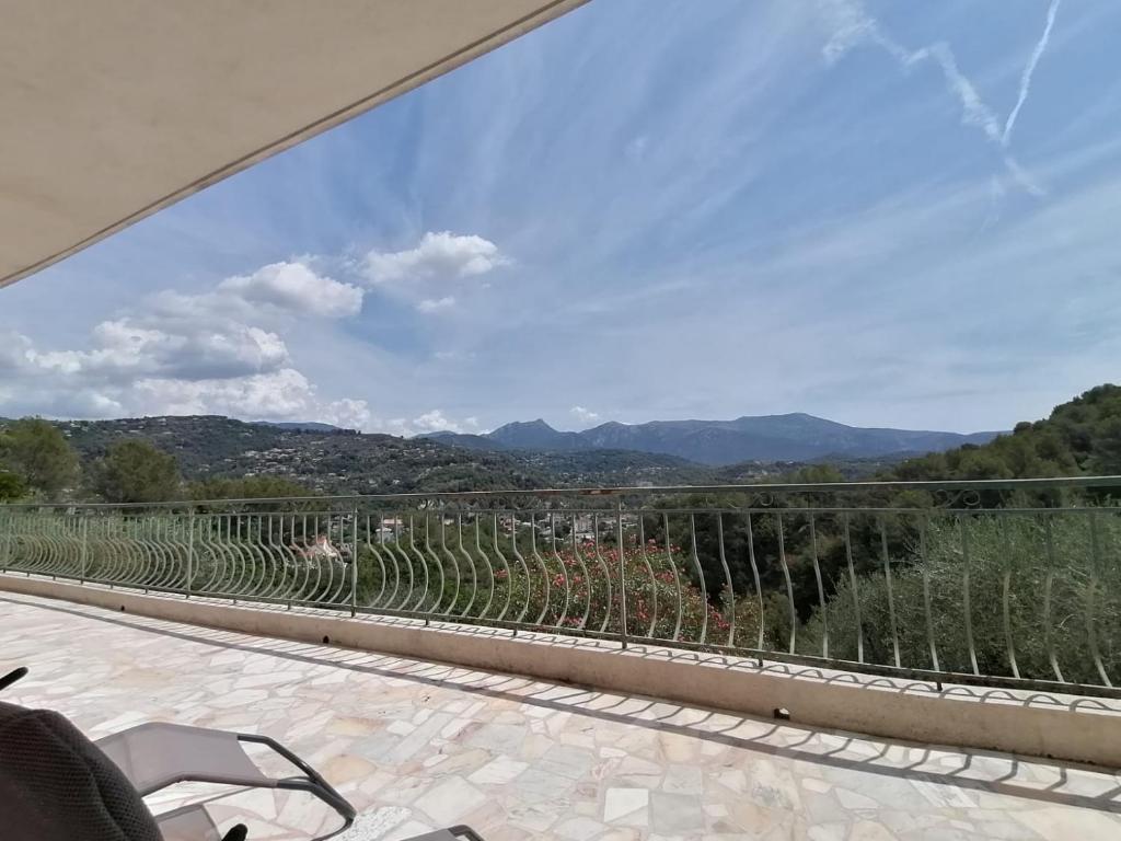 a view of a vineyard from the balcony of a house at Séjour en pleine nature, vue imprenable, jacuzzi in Contes