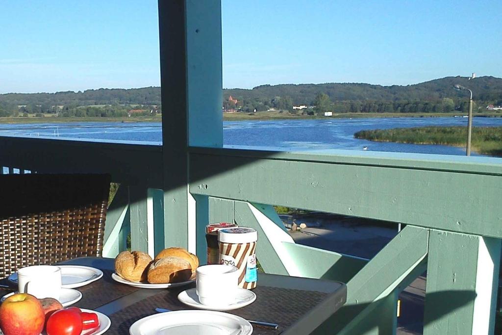 einen Tisch mit Brot und Obst auf dem Balkon in der Unterkunft Zeesenhaus 06 in Ostseebad Sellin