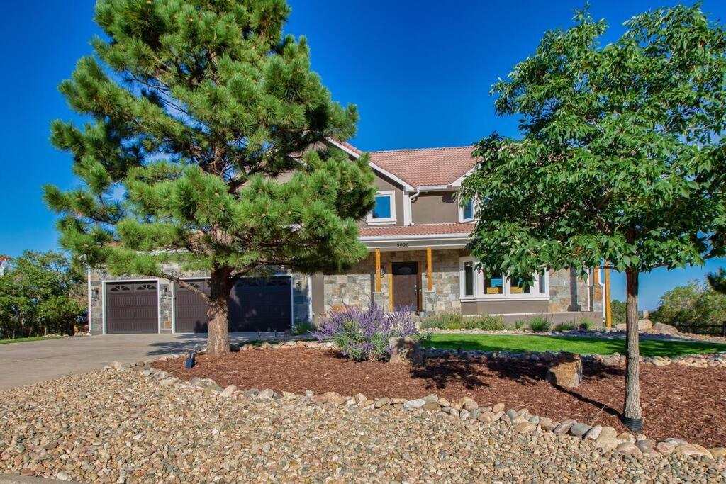 Spacious Family Retreat near USAFA Main attractions HotTub Gaming Slps