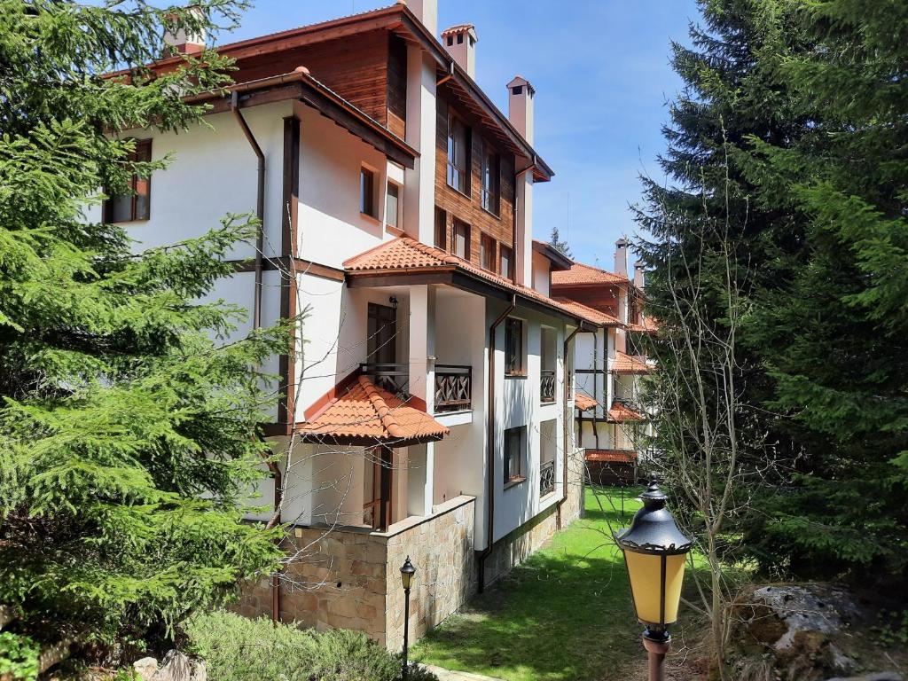 Lusi Holiday, Смолянски езера - Housity