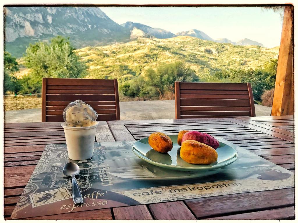 une assiette de nourriture sur une table avec une boisson dans l'établissement Casa DiEle, à Castelbuono