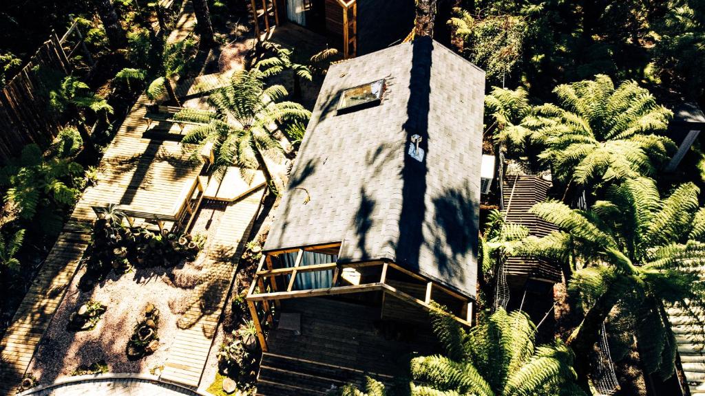 舊金山德保的住宿－Pousada Alpes da Araucárias，带阳台和棕榈树的建筑