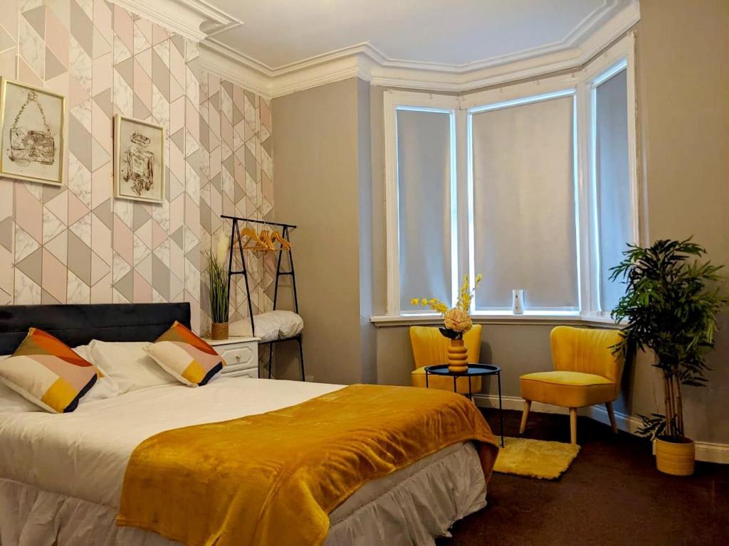 Un pat sau paturi într-o cameră la CityHost Apartments - Gateshead 115