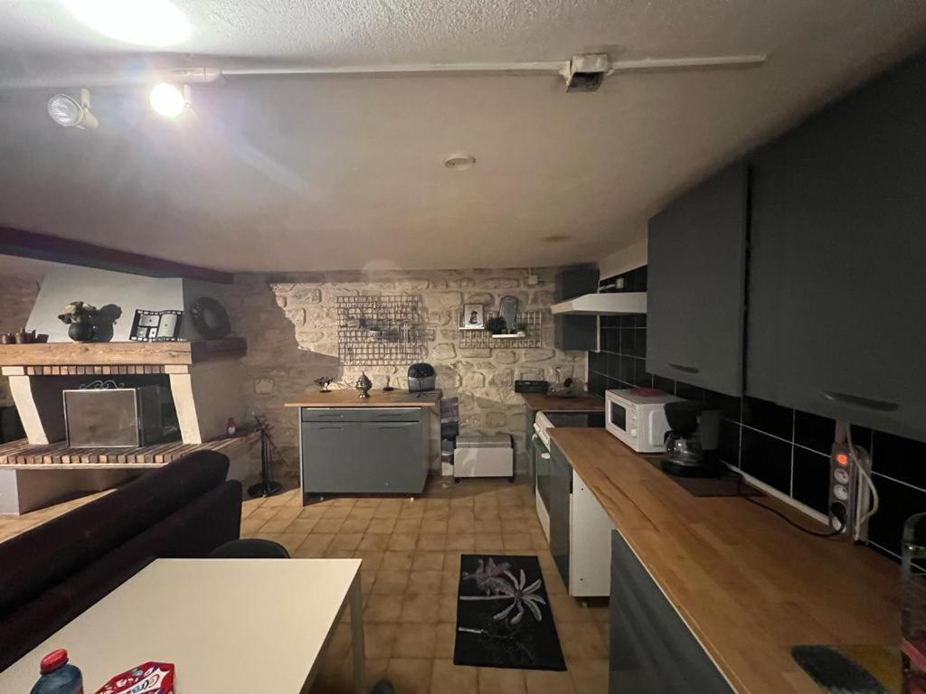 Een keuken of kitchenette bij Appartement dans une maison proche de Paris et Disneyland
