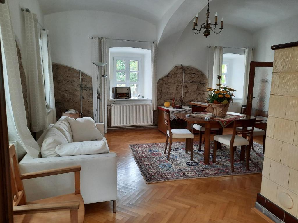 uma sala de estar com um sofá branco e uma mesa em Landhaus Just em Maria Elend