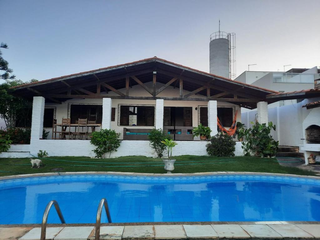 una casa con piscina frente a ella en Casa no Porto das Dunas Com Vista pro mar, en Aquiraz