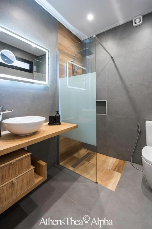 łazienka z umywalką i przeszkloną kabiną prysznicową w obiekcie AthensThea Alpha Luxury Penthouse Apt in Omonia w Atenach