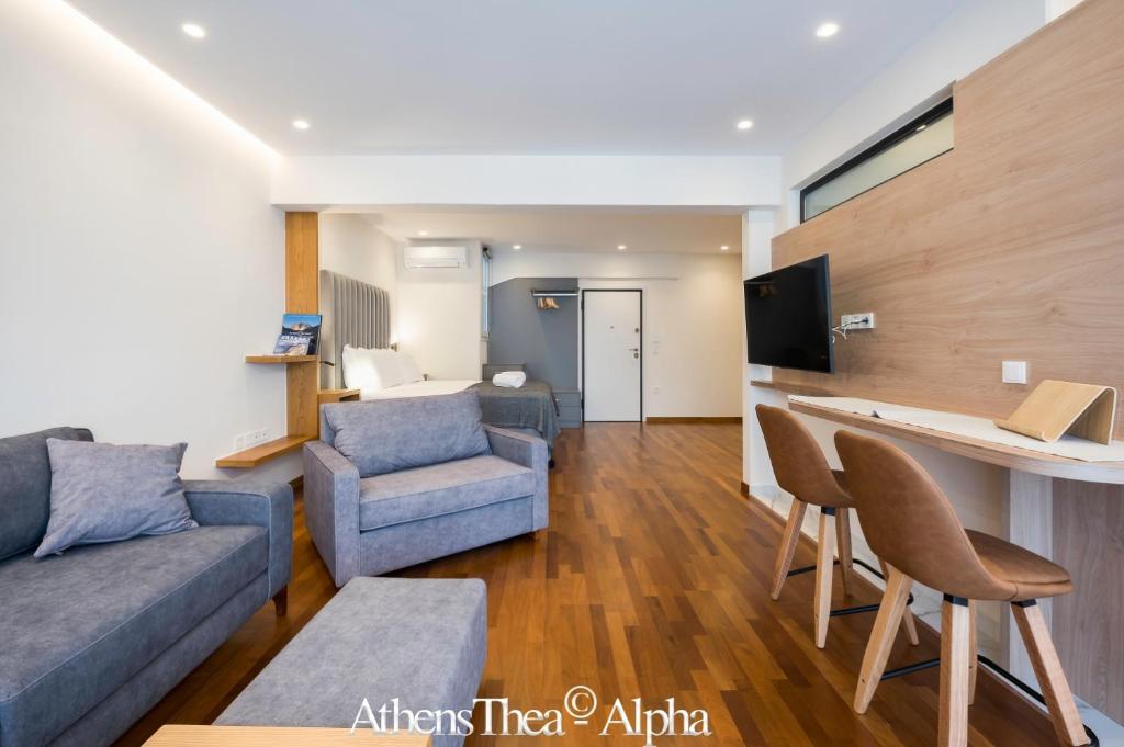 salon z kanapą i stołem w obiekcie AthensThea Alpha Luxury Penthouse Apt in Omonia w Atenach