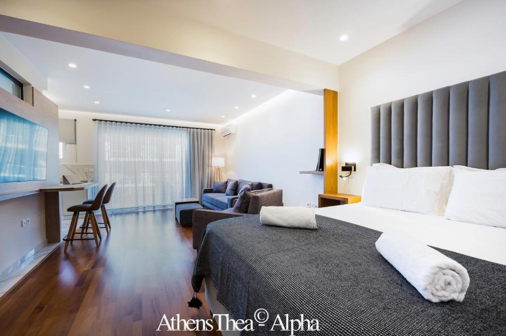 Pokój hotelowy z dużym łóżkiem i biurkiem w obiekcie AthensThea Alpha Luxury Penthouse Apt in Omonia w Atenach
