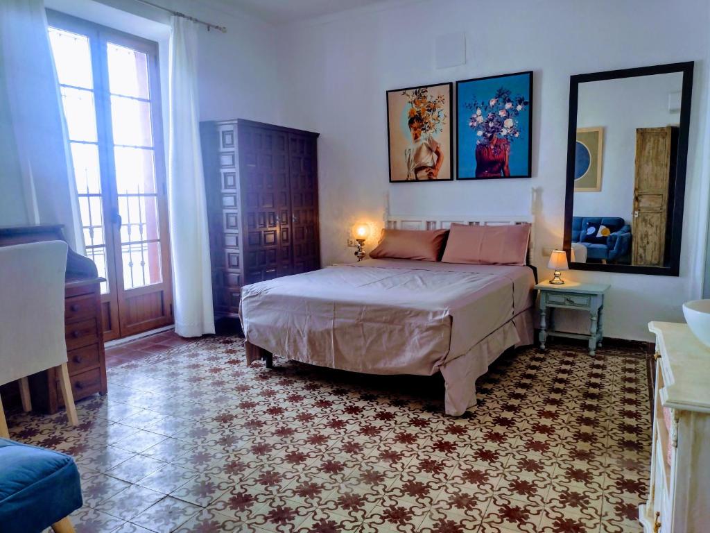 1 dormitorio con cama grande y ventana grande en CASA ESCONDIDA - Residencia de artistas, en Córdoba