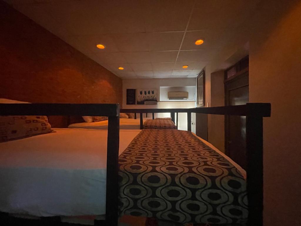 1 dormitorio con 1 cama en una habitación en La casa de la 12 en Campeche