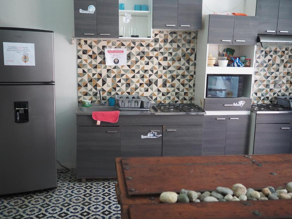 Kuchyň nebo kuchyňský kout v ubytování Baboon Hostel