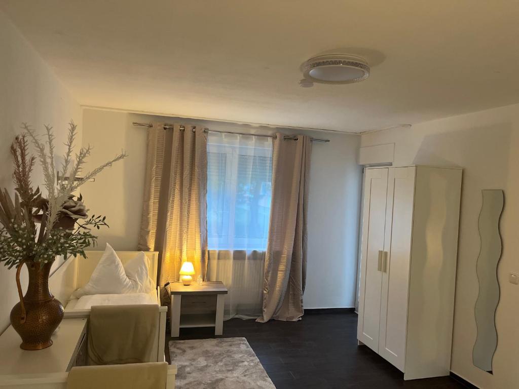 ein Wohnzimmer mit einem Sofa und einem Fenster in der Unterkunft Bibis Ferienwohnung in München